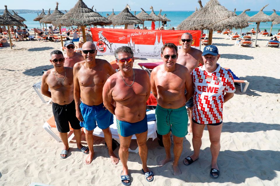 Niedrige Sieben-Tage-Inzidenz: Franko, Rene, Peter, Bernd, Stephan, Kalla und Herbert aus Köln haben sich am Strand von Arenal zum Gruppenfoto aufgestellt. Franko, Rene, Peter, Bernd, Stephan, Kalla und Herbert aus Köln haben sich am Strand von Arenal zum Gruppenfoto aufgestellt.