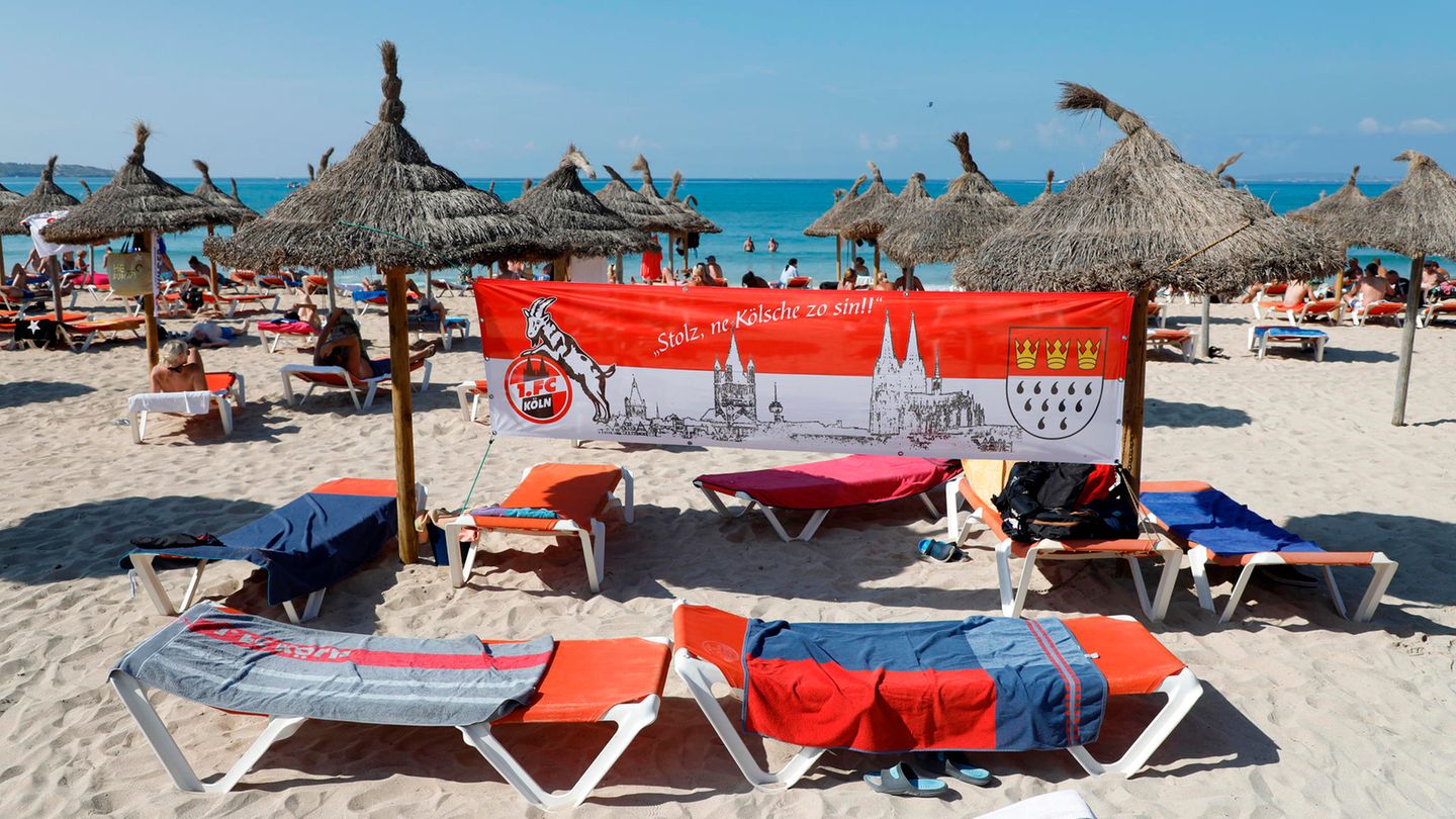 Die Platja de Palma ist derzeit fest in Kölner Hand: Ein Köln-Banner ist am Strand von Arenal aufgespannt.