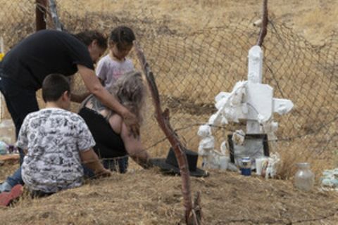 Verwandte trauern am Grab des ermordeten Umweltaktivisten Oscar Eyraud Adams in Juntas de Neji in Mexiko