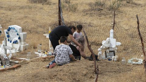 Verwandte trauern am Grab des ermordeten Umweltaktivisten Oscar Eyraud Adams in Juntas de Neji in Mexiko