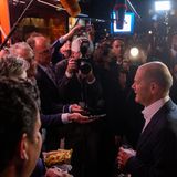 After Triel Scholz mit Bier, Journalisten und Fritten