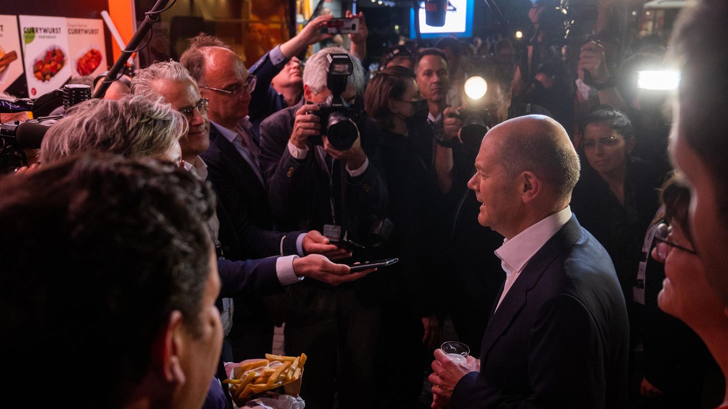 After Triel Scholz mit Bier, Journalisten und Fritten