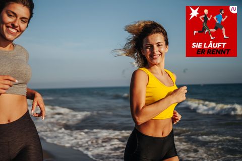 Lauftraining: Zwei Frauen joggen lachend am Strand