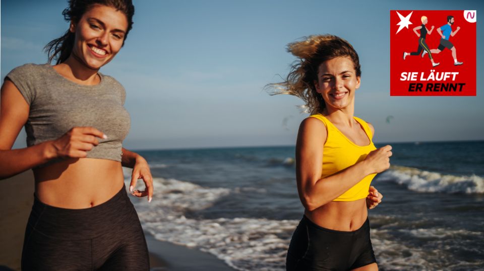 Lauftraining: Zwei Frauen joggen lachend am Strand