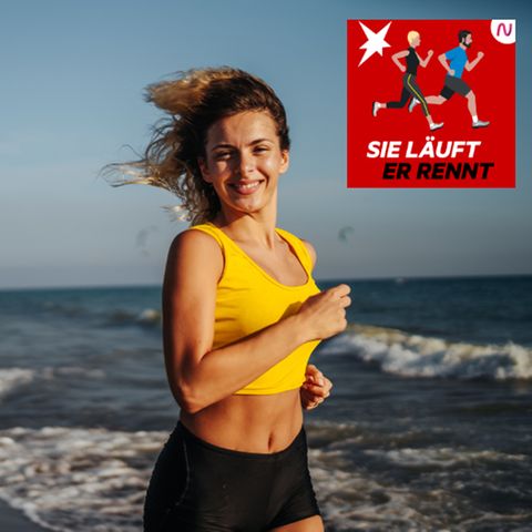 Lauftraining: Zwei Frauen joggen lachend am Strand