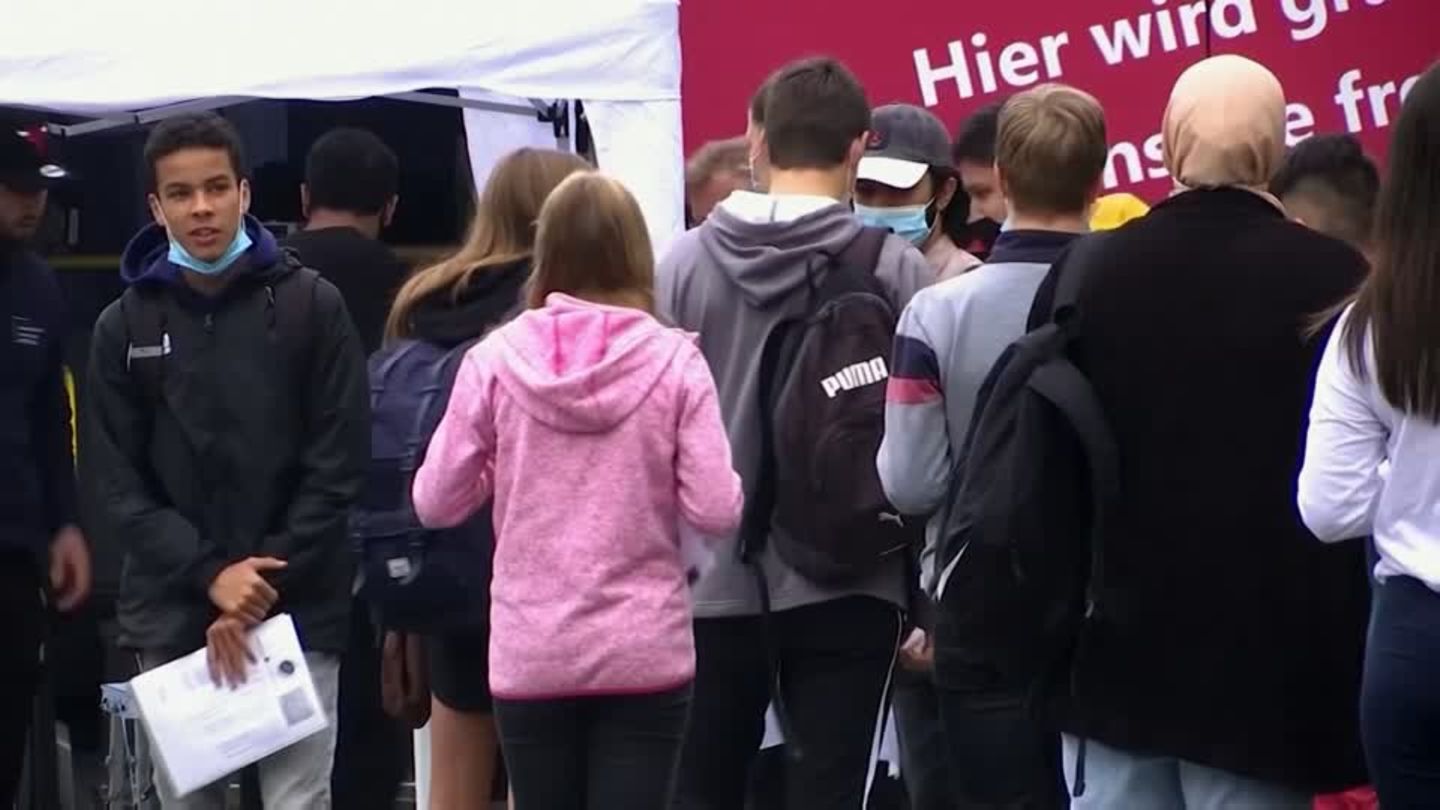 Video: Kinderleicht: Impfen auf dem Schulhof | STERN.de