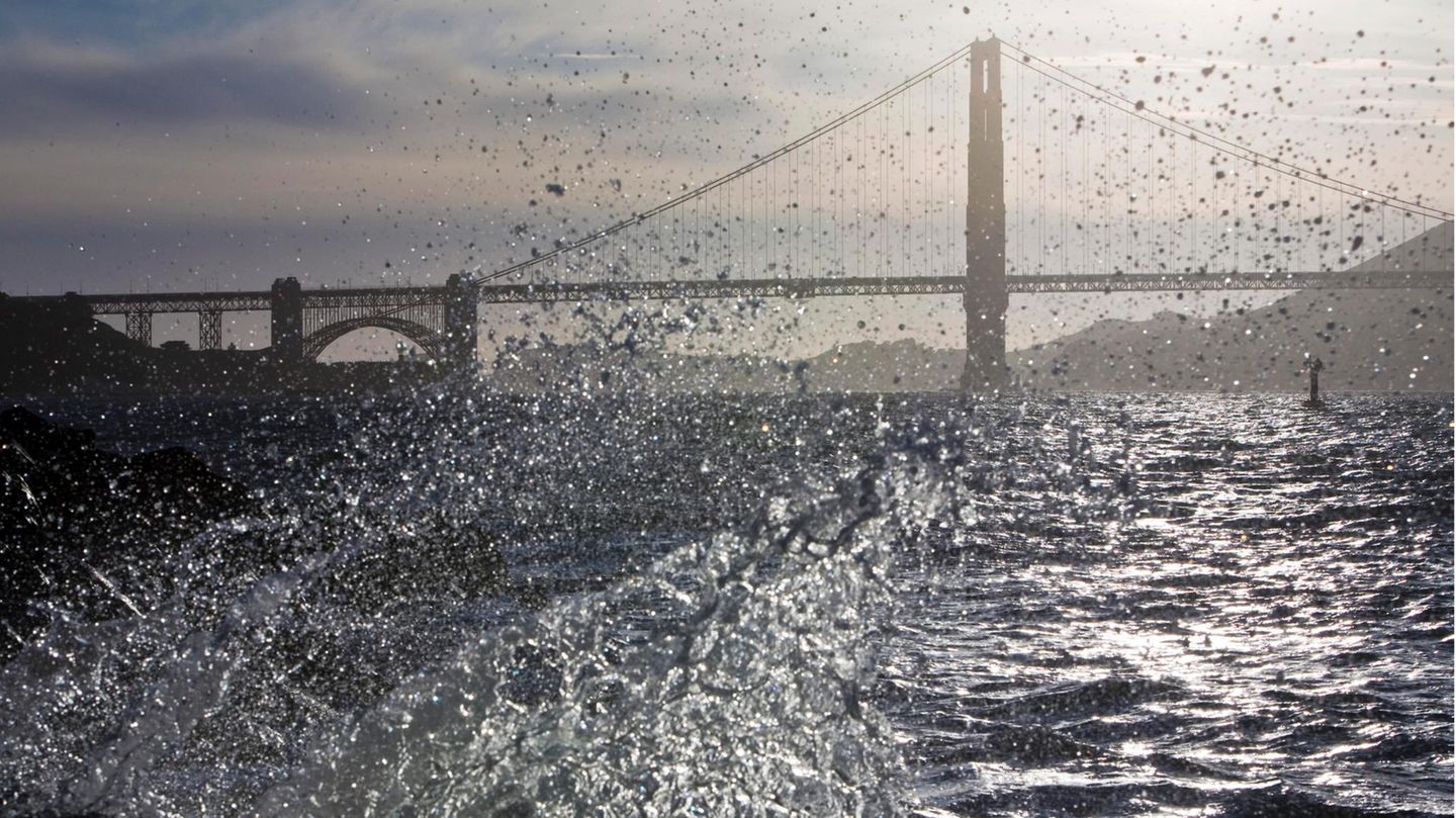 Wellen in der Bucht von San Franciso mit der Golden Gate Bridge im Hintergrund