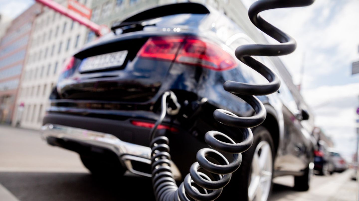 Purchase bonus: Plug-in hybrids will have to meet stricter requirements in the future