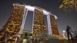 Die Stadt der Superlative Wer zum ersten Mal nach Singapur kommt, staunt Bauklötze. Als Touristenmagnet Nummer eins hat sich das 2010 erbaute Marina Bay Sands etabliert. Auf dem Dach des Hotelkomplexes mit Casino, Einkaufs- und Kongresszentrum schwebt in 200 Metern Höhe ein spektakuläre Dachgarten mit Pool und Aussichtsplattform. 4,6 Milliarden Euro soll der Bau gekostet haben.