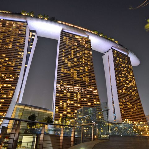 Die Stadt der Superlative Wer zum ersten Mal nach Singapur kommt, staunt Bauklötze. Als Touristenmagnet Nummer eins hat sich das 2010 erbaute Marina Bay Sands etabliert. Auf dem Dach des Hotelkomplexes mit Casino, Einkaufs- und Kongresszentrum schwebt in 200 Metern Höhe ein spektakuläre Dachgarten mit Pool und Aussichtsplattform. 4,6 Milliarden Euro soll der Bau gekostet haben.