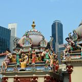 Rekorde und Kontraste Figuren des Sri-Mariamman-Hindutempels vor der Hochhaus-Kulisse. Weitere Rekorde sind der Singapore Flyer, das größte Riesenrad der Welt, der erste Nachtzoo der Welt und das größte Aquarium im Marine Life Park auf der Insel Sentosa..