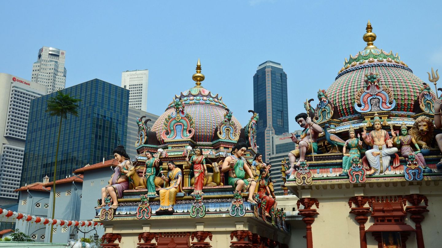 Citytrip nach Südostasien: Rekorde und Kontraste Figuren des Sri-Mariamman-Hindutempels vor der Hochhaus-Kulisse. Weitere Rekorde sind der Singapore Flyer, das größte Riesenrad der Welt, der erste Nachtzoo der Welt und das größte Aquarium im Marine Life Park auf der Insel Sentosa.. Rekorde und Kontraste Figuren des Sri-Mariamman-Hindutempels vor der Hochhaus-Kulisse. Weitere Rekorde sind der Singapore Flyer, das größte Riesenrad der Welt, der erste Nachtzoo der Welt und das größte Aquarium im Marine Life Park auf der Insel Sentosa..