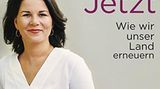 Viel wurde geschrieben über dieses Buch. Die wenigsten haben es jedoch wirklich gelesen. Denn die Debatte über Annalena Baerbocks "Jetzt. Wie wir unser Land erneuern" wurde überschattet von Plagiatsvorwürfen. Darüber wurde der Inhalt vergessen. Das ist schade. Denn über weite Strecken liefert dieses Hörbuch einen guten Überblick darüber, wie die Grünen-Chefin als Mensch tickt - und was die Deutschen von ihr als Regierungschefin erwarten dürfen. Auch wenn derzeit wenig danach aussieht, als würde sie demnächst das Land führen - Vizekanzlerin ist nach wie vor realistisch.  Hier können Sie das Buch bei Audible downloaden