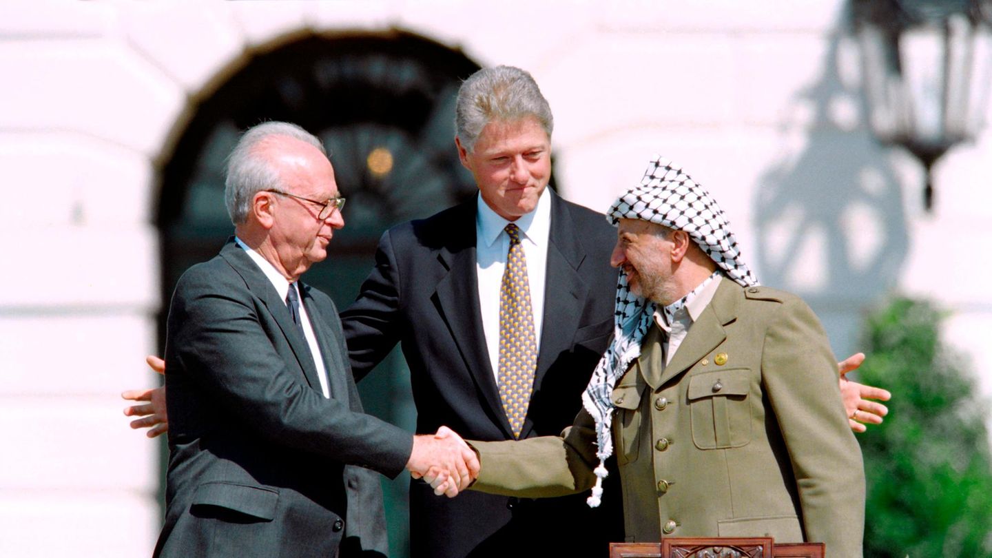 Bilder der Weltgeschichte: 13. September 1993: Ein Handschlag der Hoffnung zwischen Jassir Arafat und Yitzhak Rabin Ihr Händeschütteln öffnete ein neues Kapitel der Beziehungen zwischen Israel und den Palästinensischen Gebieten. Am 13. September 1993 unterzeichnen der israelische Ministerpräsident Yitzhak Rabin und der palästinensische Machthaber Jassir Arafat in Washington DC die sogenannte "Prinzipienerklärung über die vorübergehende Selbstverwaltung" – auch bekannt als Oslo-Abkommen. Das Abkommen ist das erste im Rahmen des Oslo-Friedensprozesses und ein Meilenstein im Friedensprozess des Nahostkonfliktes, da sich beide Seiten erstmals offiziell anerkennen. Zuvor gab es intensive Kontakte zwischen beiden Seiten. Die Rahmenvereinbarung enthält allgemeine Prinzipien für eine fünfjährige Interimsphase palästinensischer Selbstverwaltung. Die Frage des endgültigen Status wurde auf noch zu führende Verhandlungen verschoben. Rabin wird zwei Jahre später, am 4. November 1995, von einem rechtsextremen, religiös-fanatischen Jurastudenten erschossen. 13. September 1993: Ein Handschlag der Hoffnung zwischen Jassir Arafat und Yitzhak Rabin Ihr Händeschütteln öffnete ein neues Kapitel der Beziehungen zwischen Israel und den Palästinensischen Gebieten. Am 13. September 1993 unterzeichnen der israelische Ministerpräsident Yitzhak Rabin und der palästinensische Machthaber Jassir Arafat in Washington DC die sogenannte "Prinzipienerklärung über die vorübergehende Selbstverwaltung" – auch bekannt als Oslo-Abkommen. Das Abkommen ist das erste im Rahmen des Oslo-Friedensprozesses und ein Meilenstein im Friedensprozess des Nahostkonfliktes, da sich beide Seiten erstmals offiziell anerkennen. Zuvor gab es intensive Kontakte zwischen beiden Seiten. Die Rahmenvereinbarung enthält allgemeine Prinzipien für eine fünfjährige Interimsphase palästinensischer Selbstverwaltung. Die Frage des endgültigen Status wurde auf noch zu führende Verhandlungen verschoben. Rabin wird zwei Jahre später, am 4. November 1995, von einem rechtsextremen, religiös-fanatischen Jurastudenten erschossen.