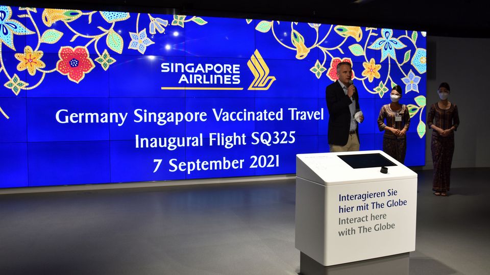 Vaccinated Travel Lane: Alastair Hay-Campbell von Singapore Airlines während der Feier anlässlich des Eröffnung der Vaccinated Travel Line zwischen Frankfurt und Singapur Alastair Hay-Campbell von Singapore Airlines während der Feier anlässlich des Eröffnung der Vaccinated Travel Line zwischen Frankfurt und Singapur