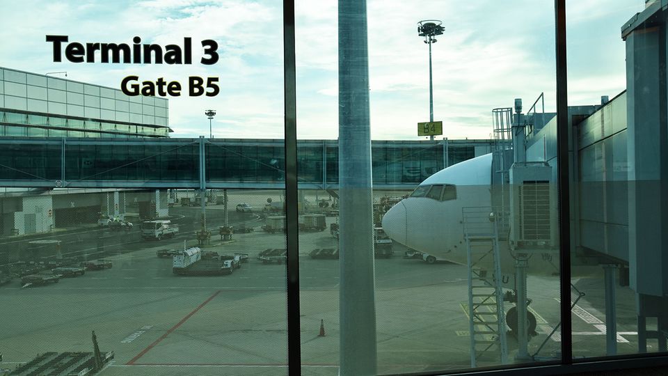 Vaccinated Travel Lane: Nach eine Strecke von 10.284 Kilometern: Die Boeing 777-300 ist am Changi Airport in Singapur gelandet. Nach eine Strecke von 10.284 Kilometern: Die Boeing 777-300 ist am Changi Airport in Singapur gelandet.