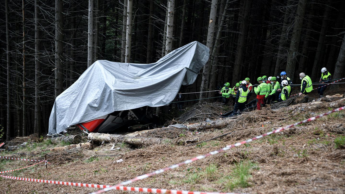 I soccorritori del Soccorso alpino lavorano sul luogo dell'incidente dopo che una gondola si è schiantata contro la funivia I soccorritori del Soccorso alpino lavorano sul luogo dell'incidente dopo che una gondola si è schiantata contro la funivia