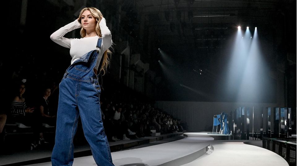 Leni Klum läuft als Model in ihrer Show "Leni Klum x About You" im Rahmen der About You Fashion Week