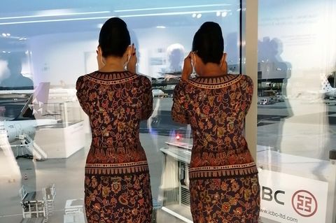 Am Frankfurter Flughafen: Zwei Flugbegleiterinnen beobachten gespannt die Ankunft der Boeing 777 für den Nachtflug nach Singapur.