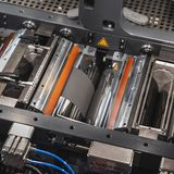 Auf der schneller rotierenden Walze bildet sich ein feiner Beschichtigungsfilm