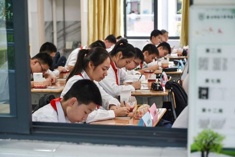 Der Leistungsdruck in chinesischen Bildungseinrichtungen ist hoch. Die Regierung versucht nun gegenzusteuern