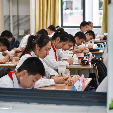 Der Leistungsdruck in chinesischen Bildungseinrichtungen ist hoch. Die Regierung versucht nun gegenzusteuern