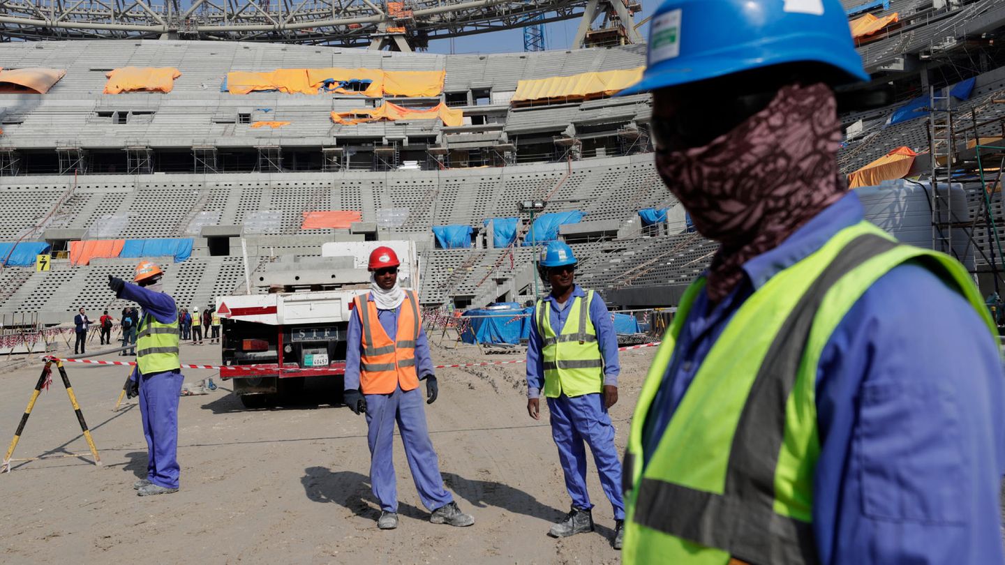 Bauarbeiter arbeiten am Lusail-Stadion, einem der Stadien der WM 2022