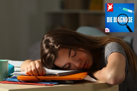 Teenagerin schläft beim Lernen