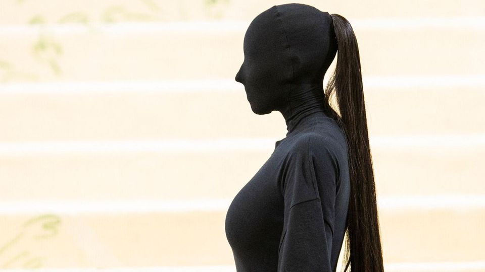 Kim Kardashian komplett verhüllt: Was steckt hinter ihrem Auftritt bei der Met Gala? Kim Kardashian komplett verhüllt: Was steckt hinter ihrem Auftritt bei der Met Gala?
