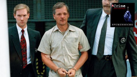 Serienmörder Jack Unterweger wird von zwei U.S. Marshalls aus dem Gericht in Miami eskortiert (1992).