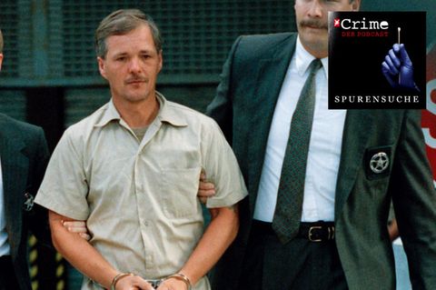 Serienmörder Jack Unterweger wird von zwei U.S. Marshalls aus dem Gericht in Miami eskortiert (1992).