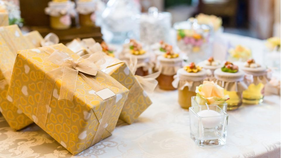 Geschenke liegen bei einer Hochzeit auf dem Tisch
