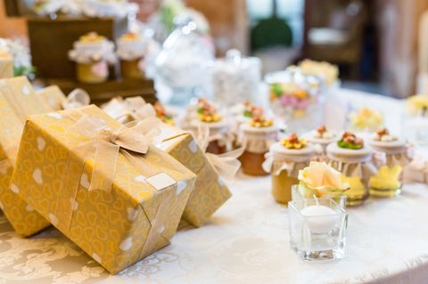 Geschenke liegen bei einer Hochzeit auf dem Tisch