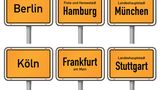 Welche Stadt hat am meisten Ladesäulen?  Das hängt von der Betrachtungsweise ab. In den Großstädten wächst die Zahl der Ladesäulen nur noch langsam, die kleineres Städte holen dagegen stark auf. Bei den Metropolen ist Berlin mit  rund 1.800 öffentlichen Ladepunkten führend. Darauf folgen München mit 1.327 und Hamburg mit 1.214 Ladesäulen.  Gemessen an Ladesäulen auf 100.000 Einwohner ändert sich das Ranking: Hier rutscht Berlin mit 49 Ladesäulen auf 100.000 Einwohner auf den letzten Platz. München mit erklimmt 89 öffentlichen Ladepunkten auf 100.000 Einwohner die Top-Position. Die Plätze zwei und drei nehmen Stuttgart mit 81 Ladesäulen und Essen mit 73 Ladepunkten ein.   Geradezu beeindruckend wird die Ladesäulendichte bei Städten mit 100.000 bis 500.000 Einwohnern. VW sichert Wolfsburg mit 493 Ladepunkten die Spitzenposition, darauf folgen das beschauliche Regensburg mit 282 Ladepunkten und Karlsruhe mit 260 Ladepunkten.