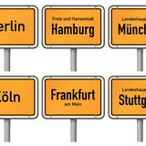 Welche Stadt hat am meisten Ladesäulen?  Das hängt von der Betrachtungsweise ab. In den Großstädten wächst die Zahl der Ladesäulen nur noch langsam, die kleineres Städte holen dagegen stark auf. Bei den Metropolen ist Berlin mit  rund 1.800 öffentlichen Ladepunkten führend. Darauf folgen München mit 1.327 und Hamburg mit 1.214 Ladesäulen.  Gemessen an Ladesäulen auf 100.000 Einwohner ändert sich das Ranking: Hier rutscht Berlin mit 49 Ladesäulen auf 100.000 Einwohner auf den letzten Platz. München mit erklimmt 89 öffentlichen Ladepunkten auf 100.000 Einwohner die Top-Position. Die Plätze zwei und drei nehmen Stuttgart mit 81 Ladesäulen und Essen mit 73 Ladepunkten ein.   Geradezu beeindruckend wird die Ladesäulendichte bei Städten mit 100.000 bis 500.000 Einwohnern. VW sichert Wolfsburg mit 493 Ladepunkten die Spitzenposition, darauf folgen das beschauliche Regensburg mit 282 Ladepunkten und Karlsruhe mit 260 Ladepunkten.