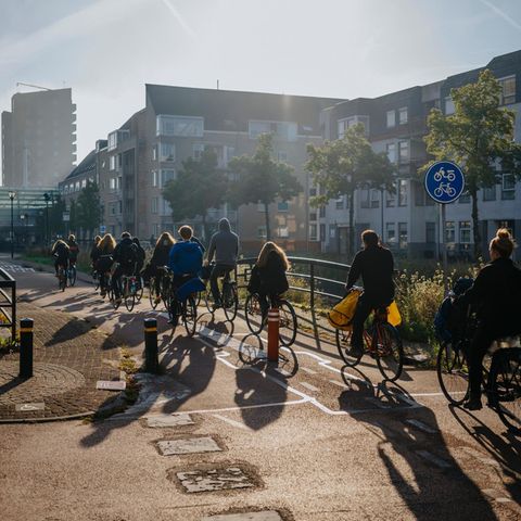 Früh am Morgen radeln Studenten in Richtung Bahnhof