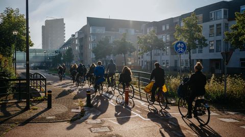 Früh am Morgen radeln Studenten in Richtung Bahnhof