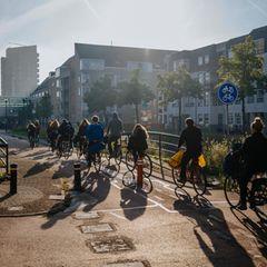 Früh am Morgen radeln Studenten in Richtung Bahnhof