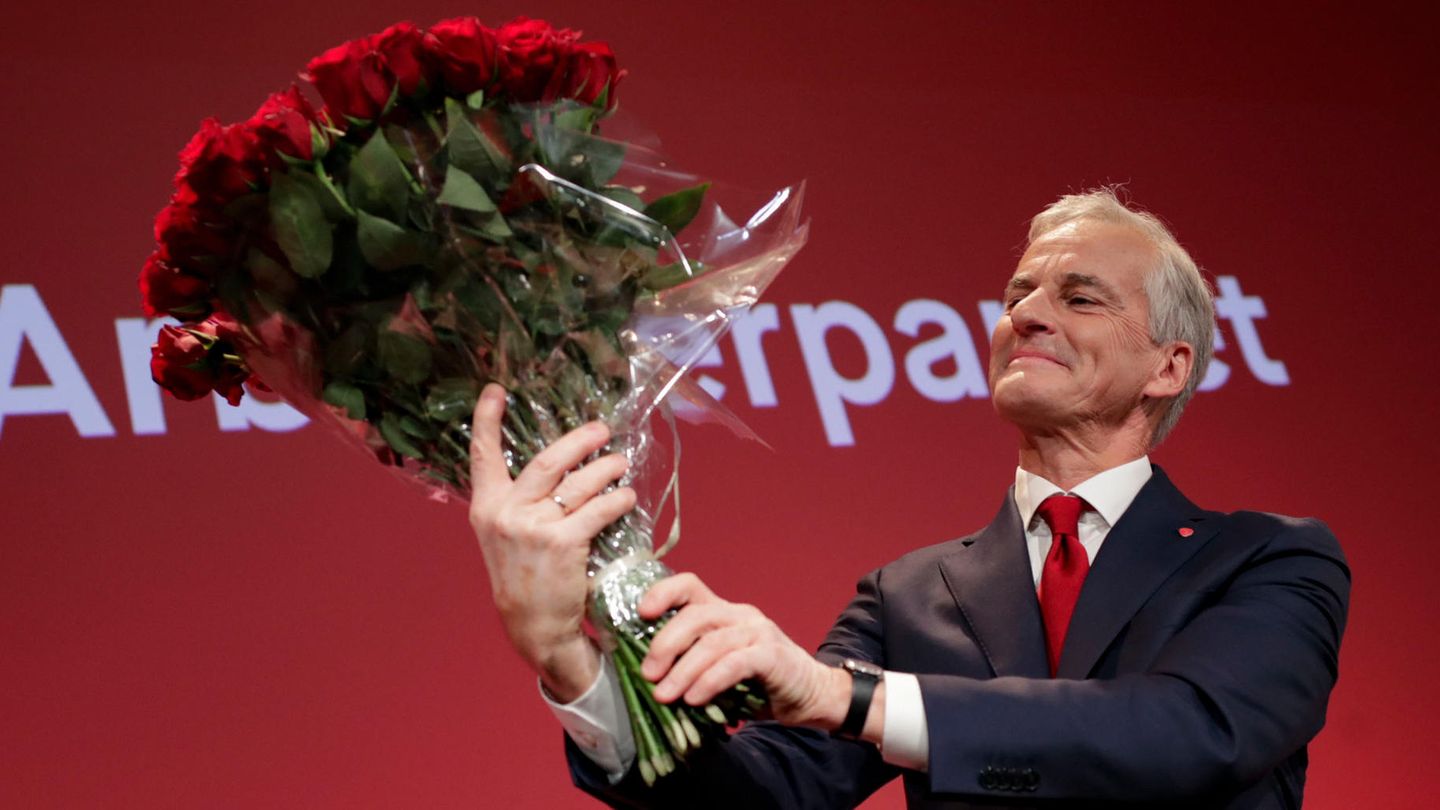 Der Vorsitzende der Arbeiterpartei, Jonas Gahr Støre, hält einen Strauß roter Rosen