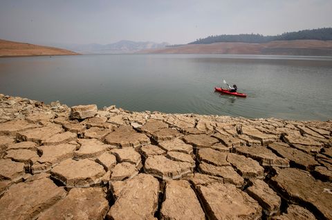 Ein Kajakfahrer fischt im Lake Oroville in der Lake Oroville State Recreation Area in Butte County, Kalifornien