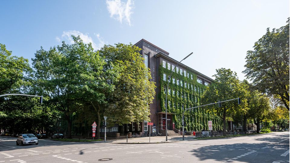 Außenaufnahme der Ida Ehre Schule im Hamburger Stadtteil Eimsbüttel