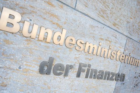 Der Schriftzug "Bundesministerium der Finanzen" ist außen am Gebäude des  Bundesfinanzministerium zu lesen