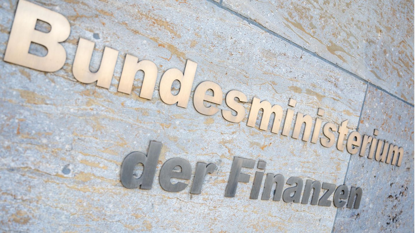 Der Schriftzug "Bundesministerium der Finanzen" ist außen am Gebäude des  Bundesfinanzministerium zu lesen