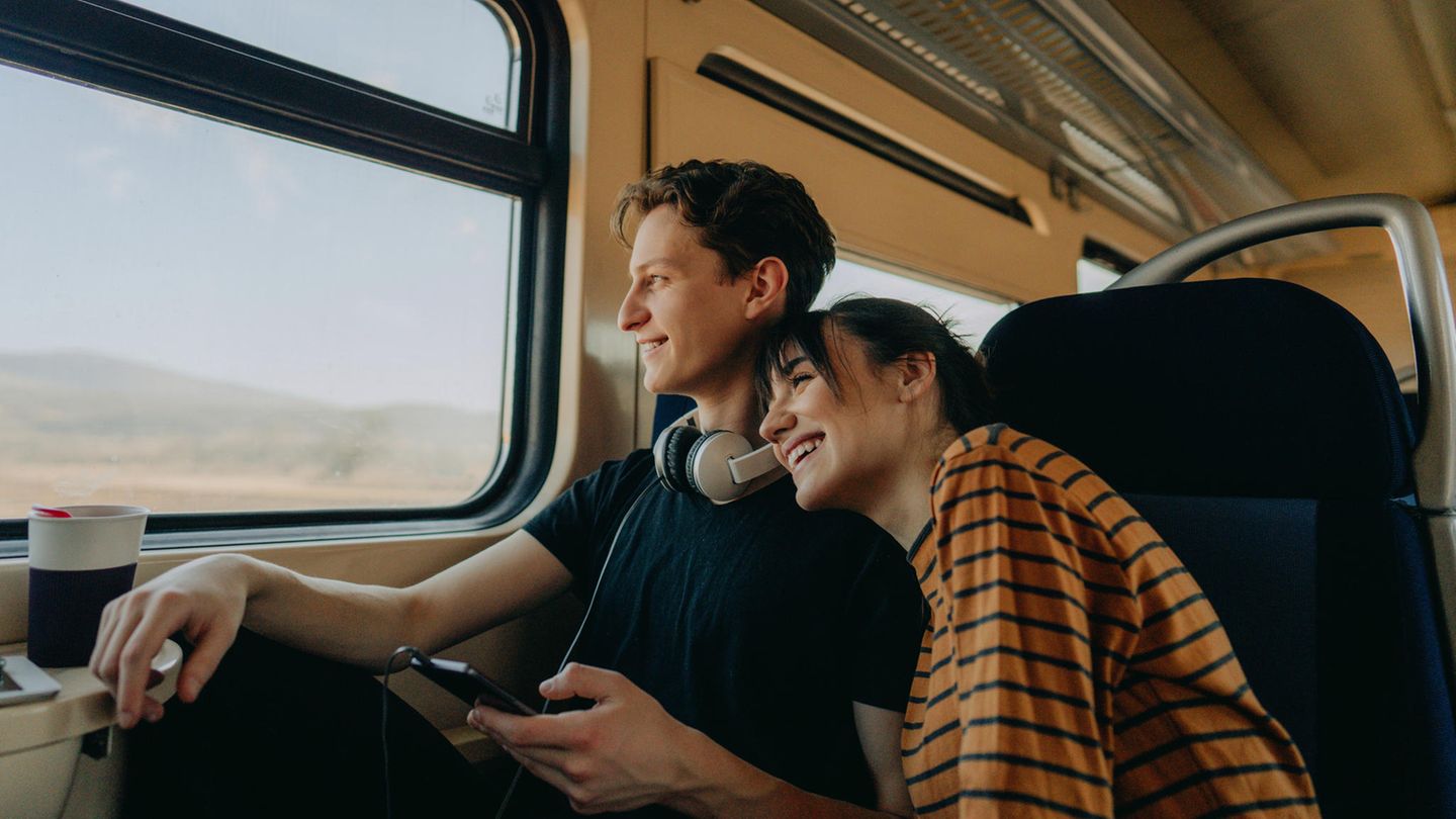 Tempolimit, Ausbau des Schienenverkehrs und Carsharing: Das fordern die Bundestagsparteien beim Thema Mobilität Verliebtes Paar reist mit dem Zug