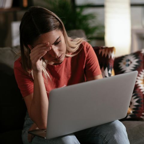 Besorgte Frau vor Laptop