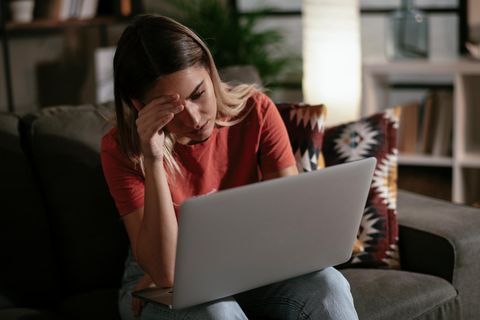 Besorgte Frau vor Laptop