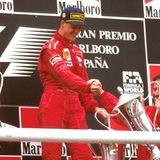 Schumacher nimmt die Trophäe bei seinem ersten Ferrari-Sieg entgegen