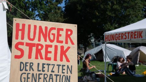 Seit mehr als zwei Wochen befinden sich mehrere Klimaaktivisten in ihrem Protestcamp im Hungerstreik