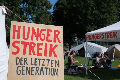 Seit mehr als zwei Wochen befinden sich mehrere Klimaaktivisten in ihrem Protestcamp im Hungerstreik