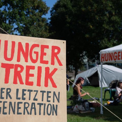 Seit mehr als zwei Wochen befinden sich mehrere Klimaaktivisten in ihrem Protestcamp im Hungerstreik